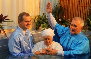Церковь продолжает крестить даже в эпицентре боевых действий