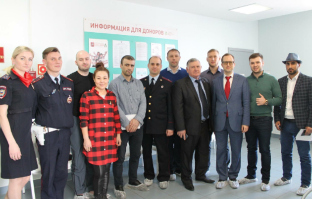 Вместе отдали кровь