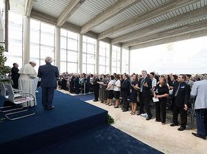 Папа Римский впервые проповедовал в пятидесятнической церкви