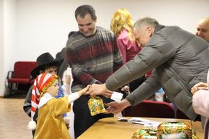Малоимущим семьям помогли встретить Новый год