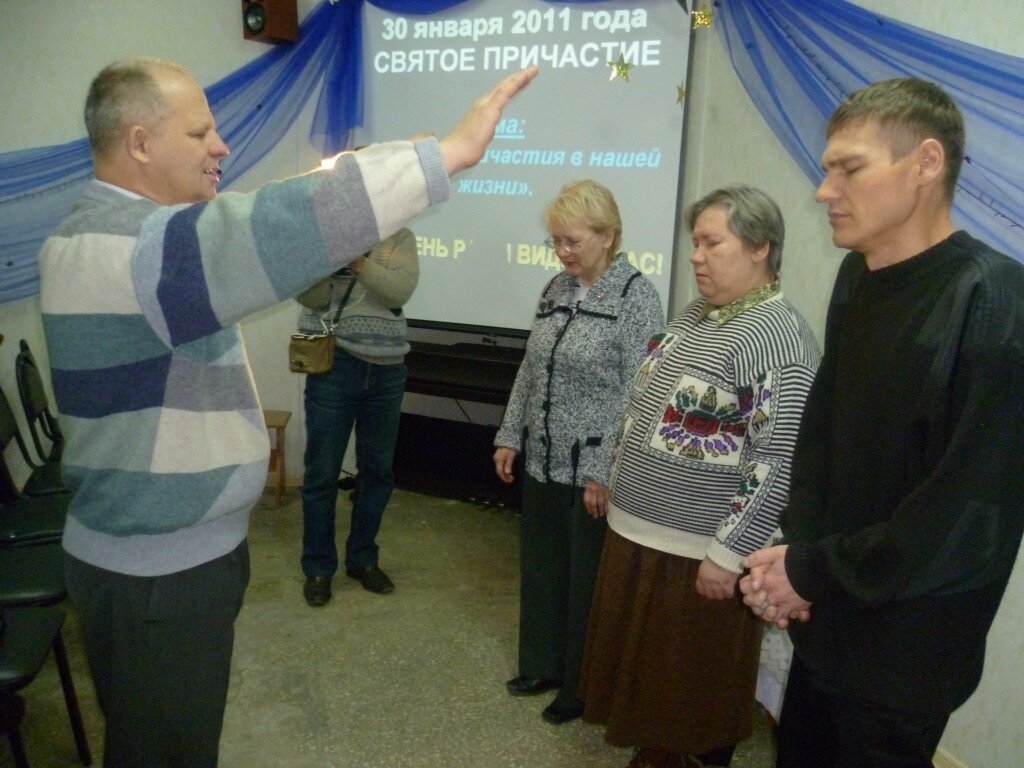 Молитва над крещенными в ц. Святой Троицы, г. Волгоград