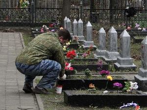Прихожане Церкви ухаживают за Алеей воинской славы