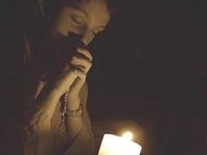 Христиане молятся за политзаключенных.