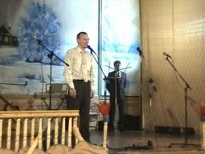 Бывший заключенный проповедует в тюрьме в Великом Новгороде.