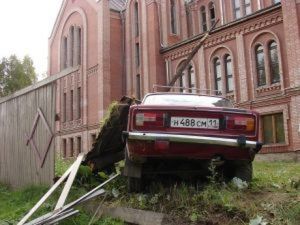 На машине "случайно" приехали в церковь